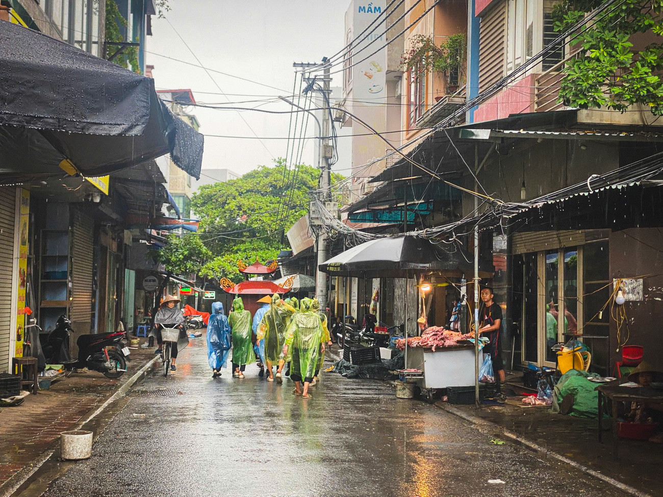 Đẫm nước mắt đón con trong vụ lật tàu trên vịnh Hạ Long