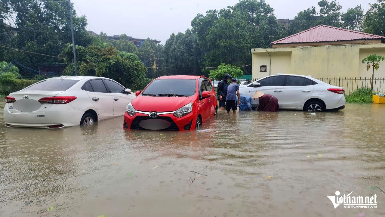 Thanh Hóa: Người dân không kịp trở tay nhìn loạt ô tô ngập trong ‘biển nước’