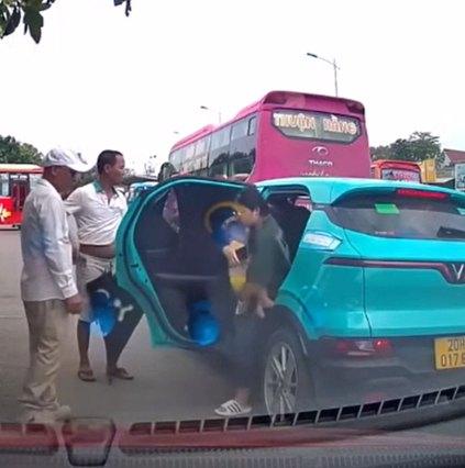 Vụ nhóm người chặn taxi công nghệ đón khách, đuổi người phụ nữ bế con nhỏ ra khỏi xe: Công an vào cuộc