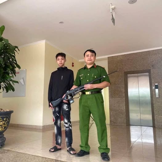 NGƯỜI DÂN TỰ GIÁC MANG VŨ KHÍ NHẶT ĐƯỢC ĐẾN GIAO NỘP CHO LỰC LƯỢNG CÔNG AN