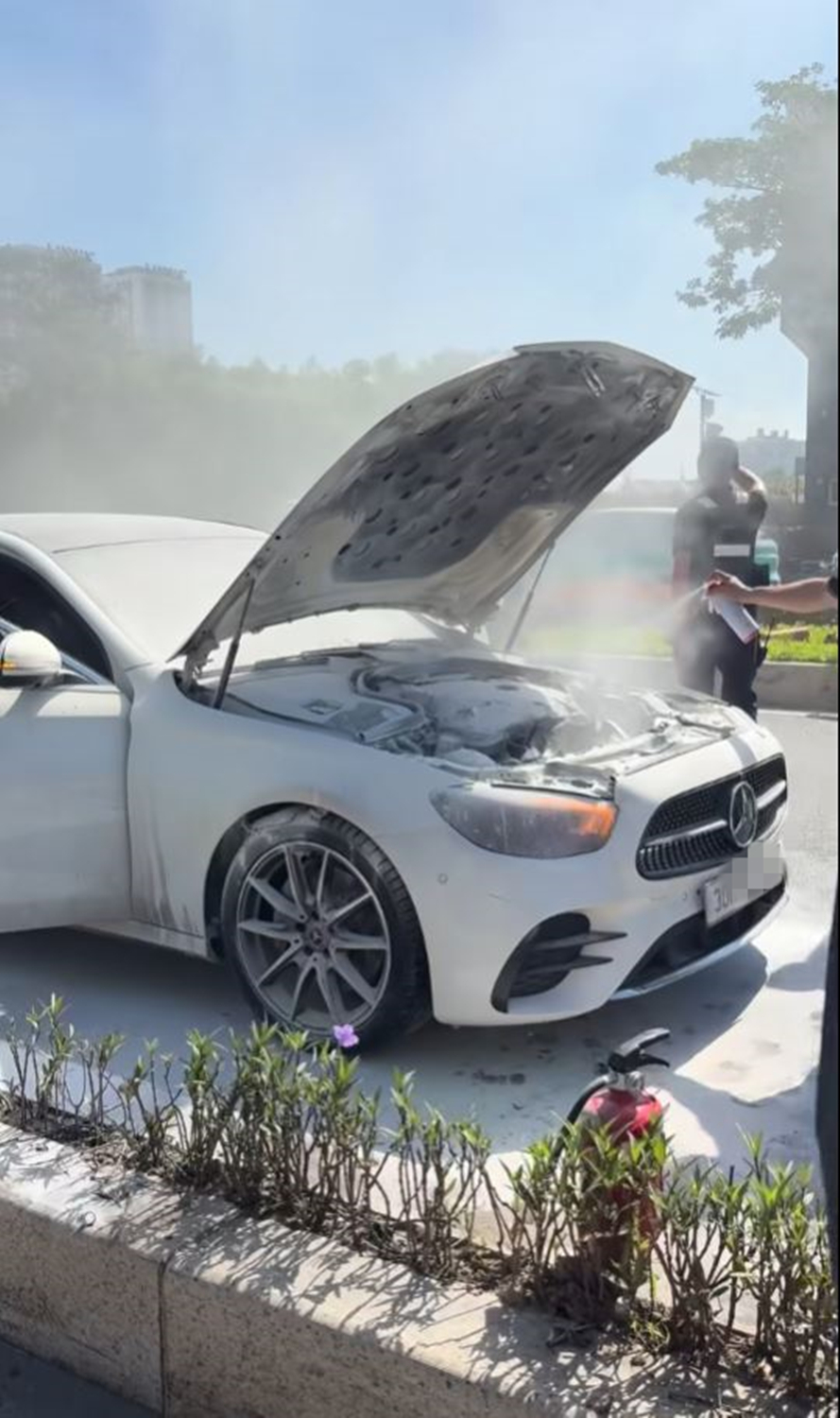 Ô tô Mercedes bất ngờ bốc cháy trên đường Hà Nội