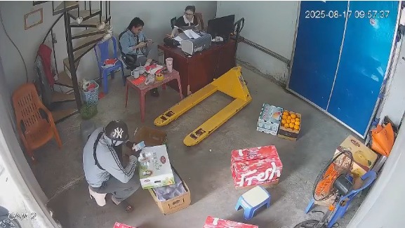 Mâu thuẫn hàng hóa, nam thanh niên cầm dao tấn công nhiều người