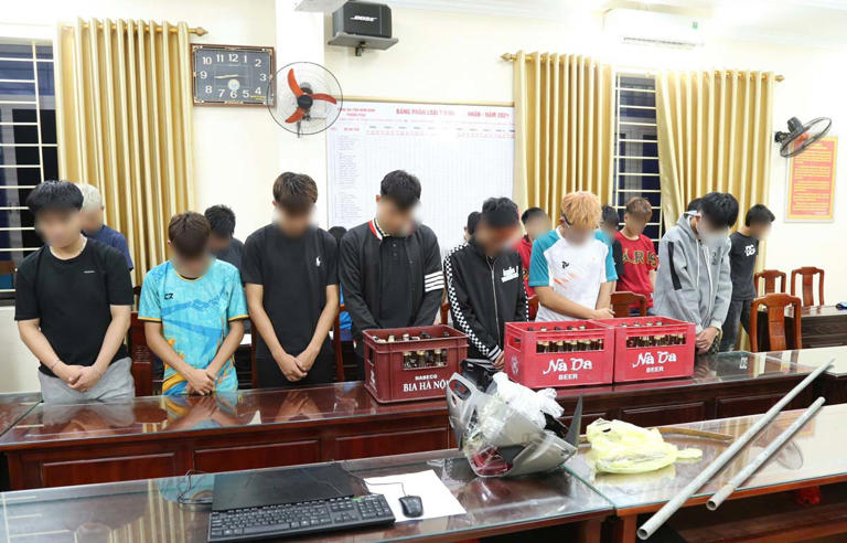 27 thanh, thiếu niên Ninh Bình mang hung khí rượt đuổi nhau trên đường