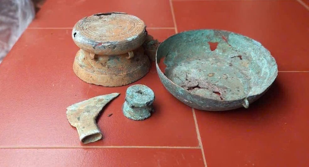 Đang làm vườn, ông nông dân Phú Thọ đào được hai thứ cổ vật quý, là trống đồng, rìu đồng từ thời Hùng Vương