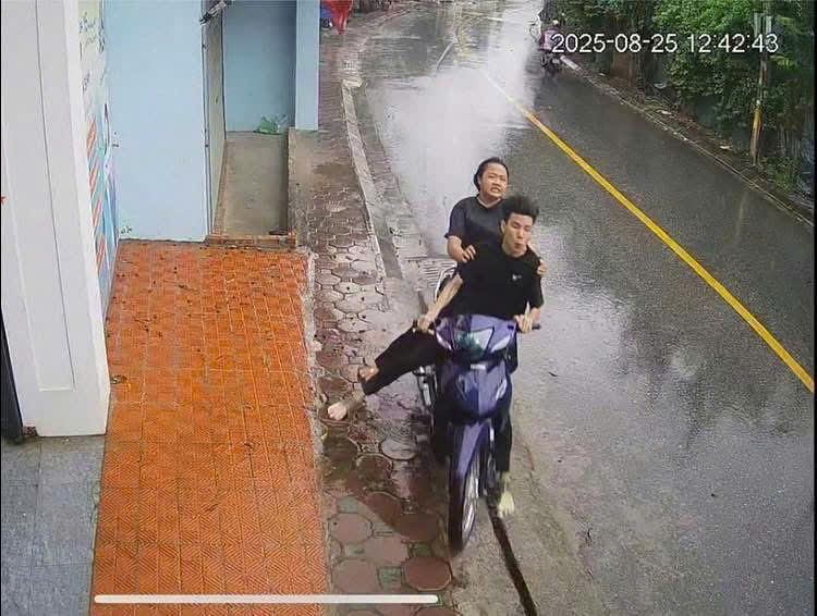 Video đôi bạn trẻ ô:m c:ua với tốc độ cao và đ:âm thẳng vào cổng một nhà dân
